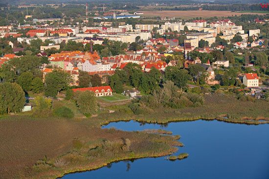 Panorama na Morag przez jezioro Trzesawisko. EU, Pl, warminsko - mazurskie. LOTNICZE.